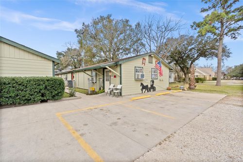 2200 Peach Ave, Bay City, TX, 77414-6258 | Card Image