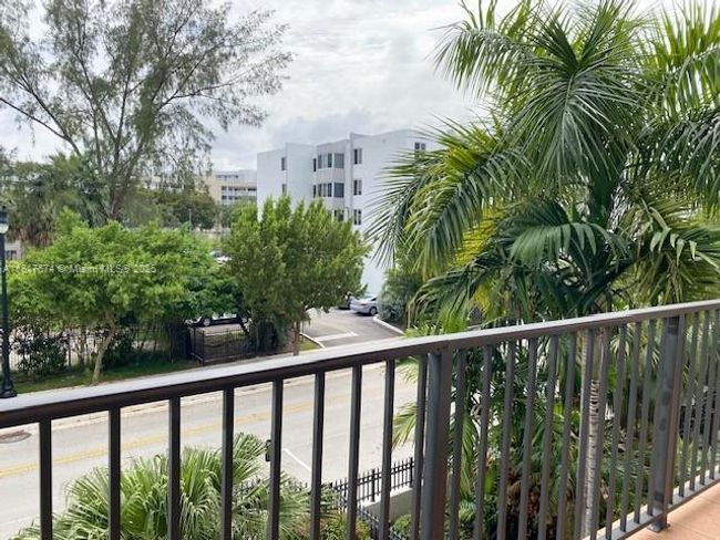 APT-209 - 201 180 Th Dr, Condo with 1 bedrooms, 2 bathrooms and null parking in Sunny Isles Beach FL | Image 17