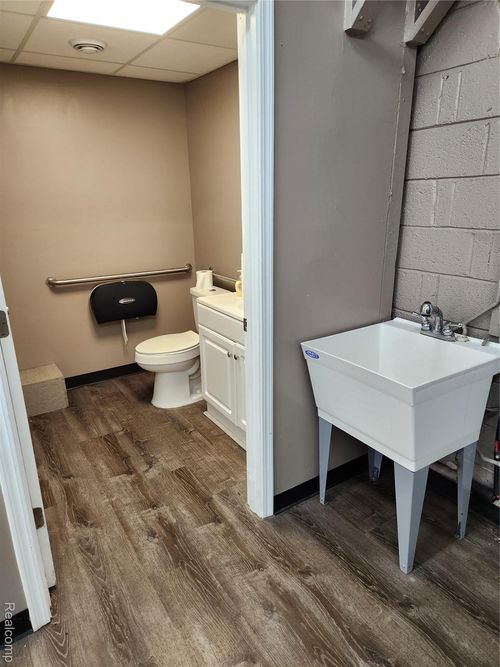 16921 E 9 Mile Rd, Eastpointe, MI, 48021-2448 | Card Image