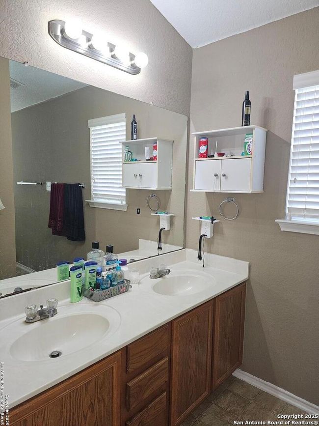 8502 Chickasaw Blf, House other with 3 bedrooms, 2 bathrooms and null parking in Converse TX | Image 8