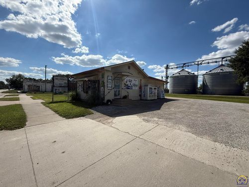 209 Cottonwood St, Strong City, KS, 66869-9612 | Card Image