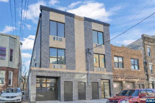 521 10th St, Union City, NJ, 07087-3001 | Card Image