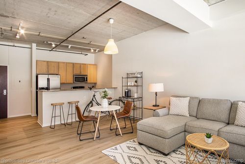 apt-205-3670 Woodward Ave, Detroit, MI, 48201-2455 | Card Image