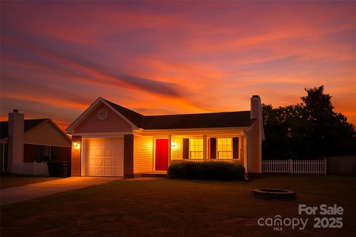 613 Sunnybrook Dr, Hope Mills, NC, 28348-5608 | Card Image