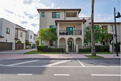 8321 Central Park Blvd, Doral, FL, 33166-5543 | Card Image