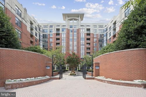 b39-1021 N Garfield St, ARLINGTON, VA, 22201-2597 | Card Image