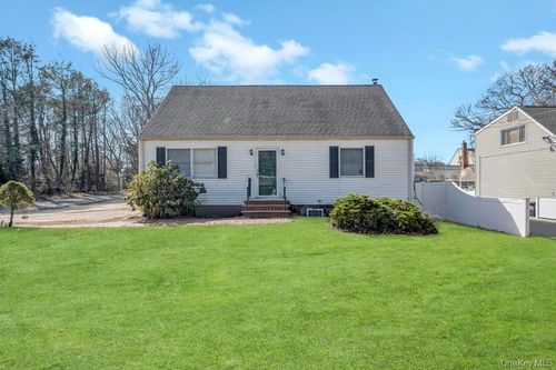 532 Park Ave, Centereach, NY, 11720-1649 | Card Image