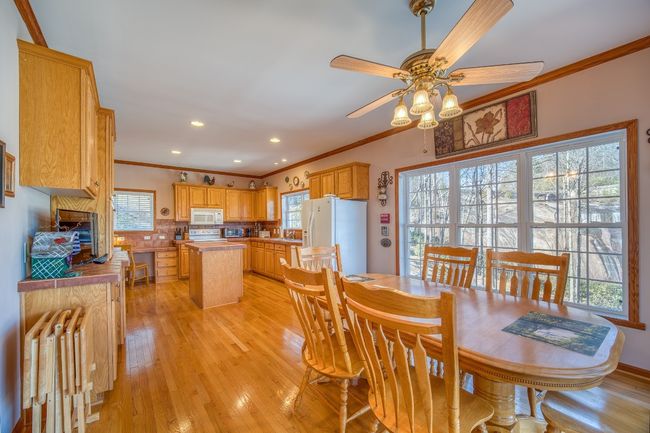 Large eat in kitchen on main | Image 9