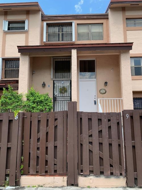 9-425 W Park Dr, Miami, FL, 33172 | Card Image