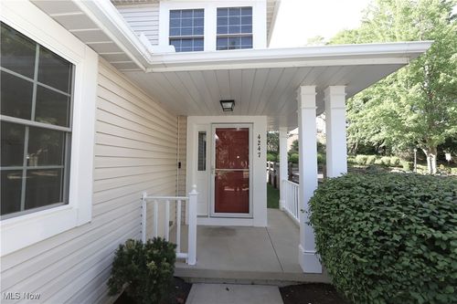 4247 Rolling Hills Dr, Brunswick, OH, 44212-2658 | Card Image