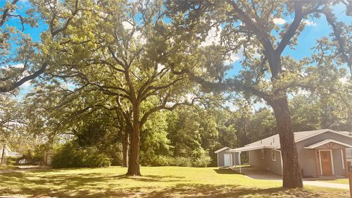 938 Amsden St, Denison, TX, 75020-7900 | Card Image