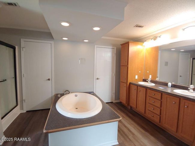12 Bathroom | Image 12