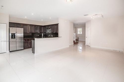 1024-1024 Ne 207th Ter, Miami, FL, 33179-1936 | Card Image