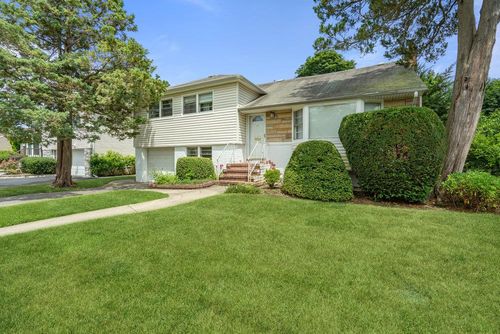 18 Melanie Ln, Syosset, NY, 11791-5830 | Card Image