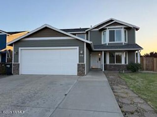 216 N Chinook St, Moxee, WA, 98936-9375 | Card Image