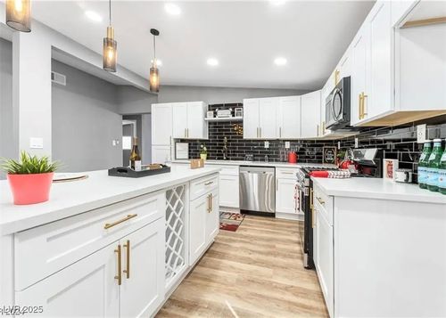 1660 Izabella Ave, Las Vegas, NV, 89169-1643 | Card Image