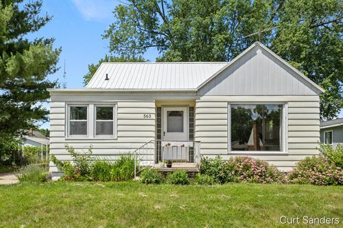563 Ferris St, Walker, MI, 49544-1913 | Card Image