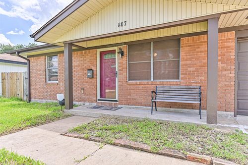 807 Temple Dr, Hitchcock, TX, 77563-1621 | Card Image