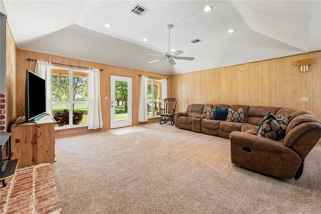 236 N Golfview Dr, House other with 3 bedrooms, 3 bathrooms and null parking in Hilltop Lakes TX | Image 6
