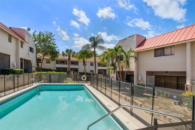 1700 Nw 4 Th Ave, Townhouse with 2 bedrooms, 3 bathrooms and null parking in Boca Raton FL | Image 8