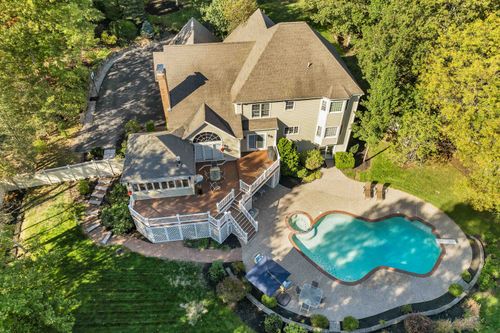 70 Colonel Daniels Dr, Bedford, NH, 03110-5010 | Card Image