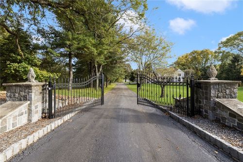 365 W Wrentham Rd, Cumberland, RI, 02864-1014 | Card Image