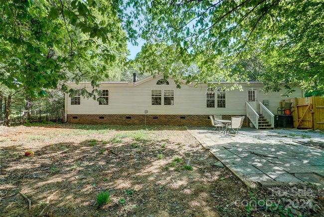 Enjoy the best of both worlds with country-like living within close proximity to Uptown, providing easy access to the vibrant amenities, dining, and entertainment options that the Queen City has to offer. | Image 31