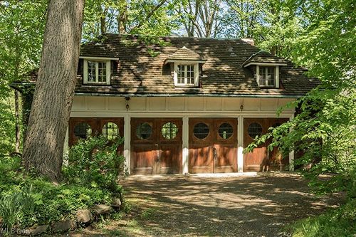 285 Corning Dr, Bratenahl, OH, 44108-1011 | Card Image