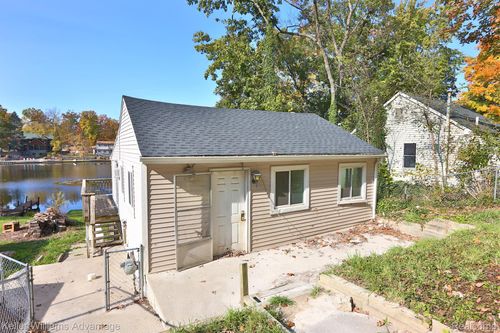 11646 Weiman Dr, Pinckney, MI, 48169-9013 | Card Image