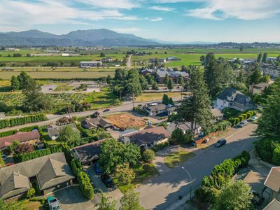 35334 Rockwell Dr, House other with 4 bedrooms, 2 bathrooms and 2 parking in Abbotsford BC | Image 2