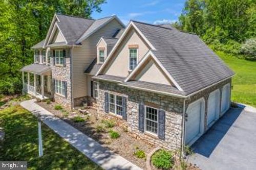 304 Iron Valley Dr, LEBANON, PA, 17042-8876 | Card Image