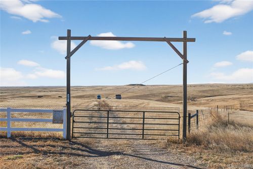 5689 S Tom Bay Ct, Bennett, CO, 80102-8727 | Card Image