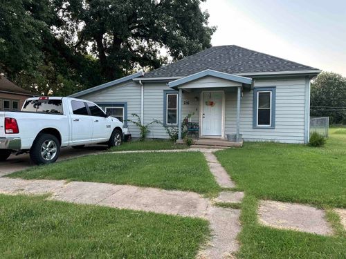 716 E 10th St, Newton, KS, 67114-2324 | Card Image