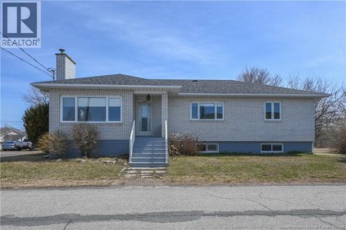 142 4th St, Shippagan, NB, E8S2J8 | Card Image