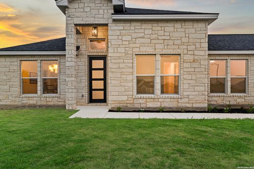 100 W Medium Meadow Dr, Lytle, TX, 78052-3985 | Card Image