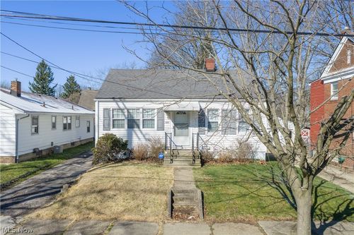 586 Lindell St, Akron, OH, 44305-2866 | Card Image