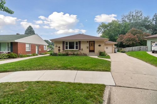 3668 S Quincy Ct, Milwaukee, WI, 53207-3475 | Card Image