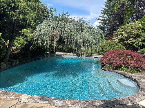 200 Middle Neck Rd, Port Washington, NY, 11050-1225 | Card Image