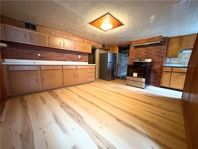 935 Hilltop St, House other with 2 bedrooms, 1 bathrooms and 1 parking in Munhall PA | Image 5