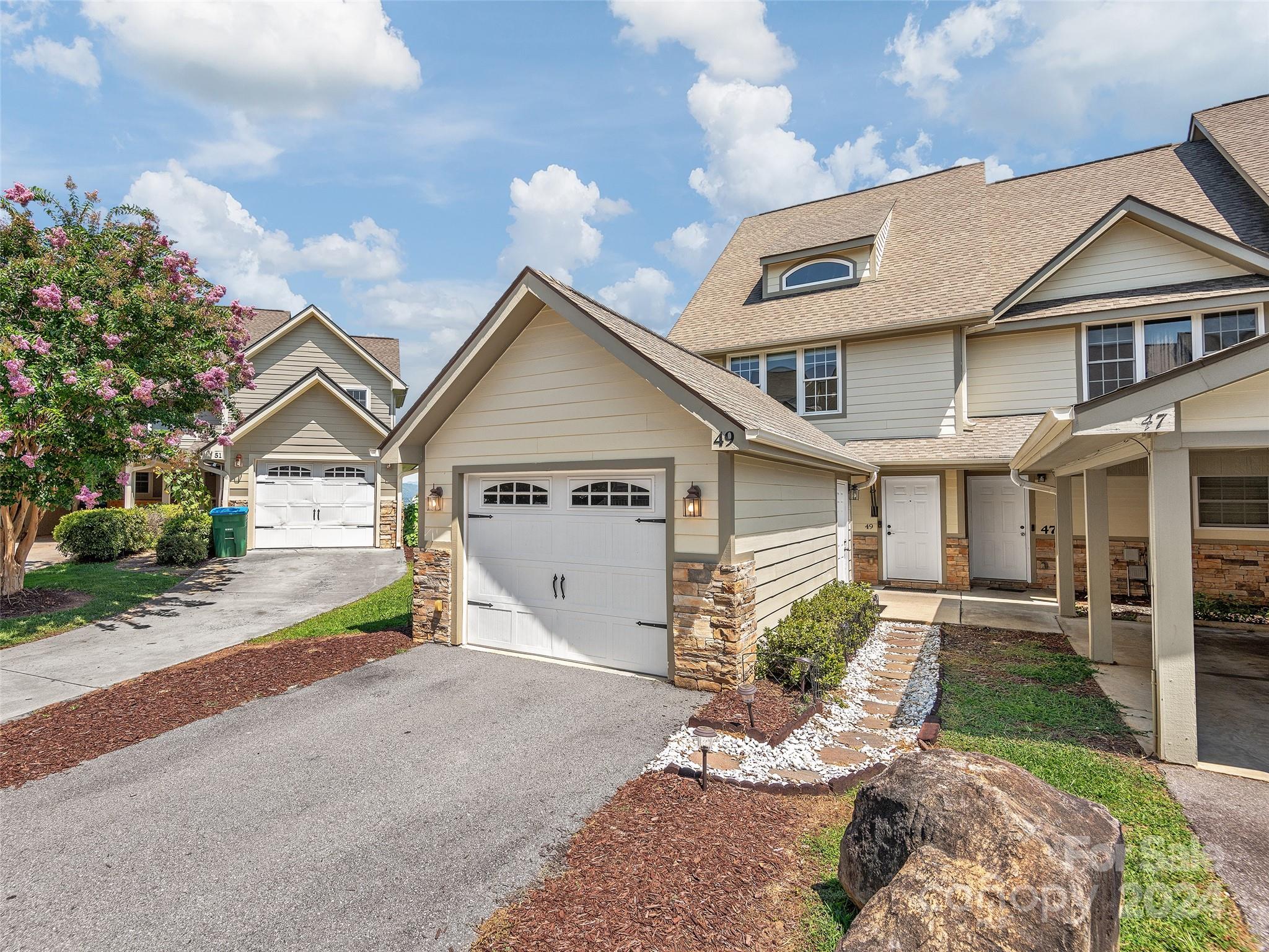 Rotunda Cir, Asheville, NC 28806