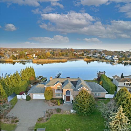 165 Peninsula Dr, Babylon, NY, 11702-3337 | Card Image