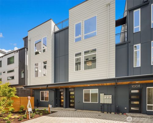 a-1615 N 50th St, Seattle, WA, 98103-6752 | Card Image
