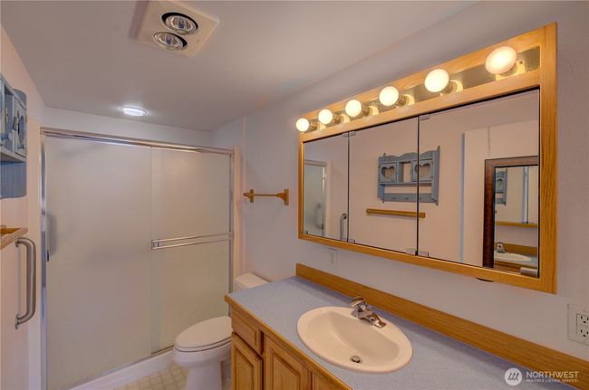 Apartment full bathroom | Image 33