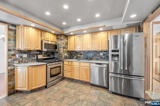 8 Carlisle Ct, House other with 4 bedrooms, 3 bathrooms and null parking in Edison NJ | Image 4