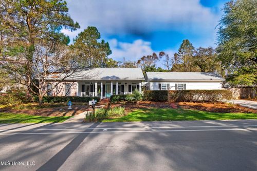 95522 Diamondhead Dr W, Diamondhead, MS, 39525-4147 | Card Image