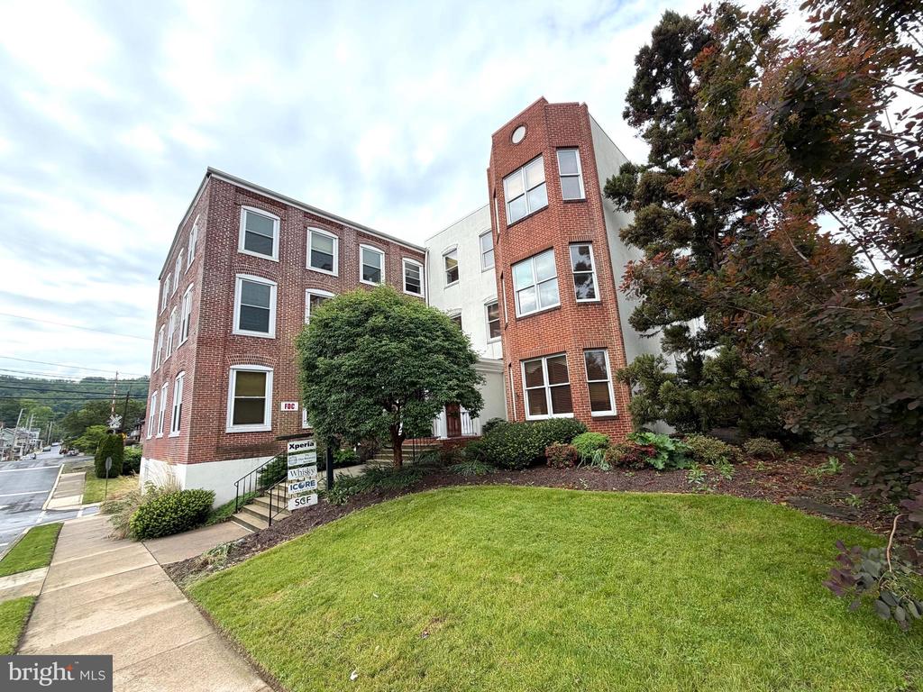 22 S 2Nd St, Emmaus, PA 18049
