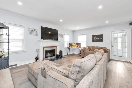 22 Towne St, Amityville, NY, 11701-3322 | Card Image