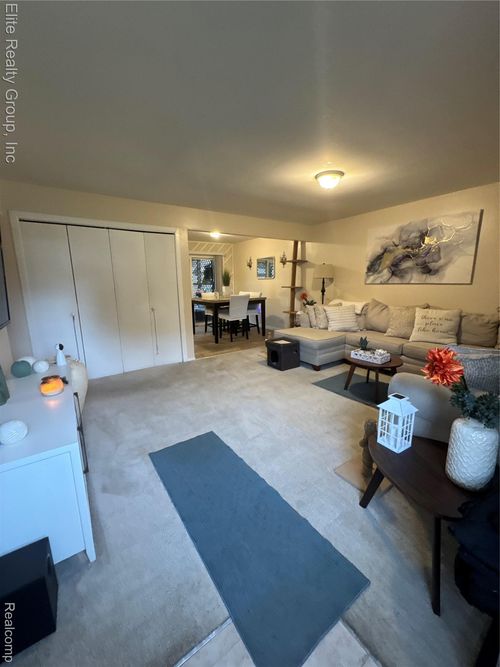 9425 Glenis St, Taylor, MI, 48180-3071 | Card Image
