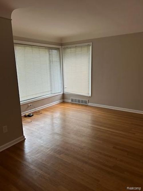 20202 Hunt Club Dr, Harper Woods, MI, 48225-1738 | Card Image