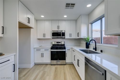 5601 Allison Ct, Las Vegas, NV, 89122-8381 | Card Image